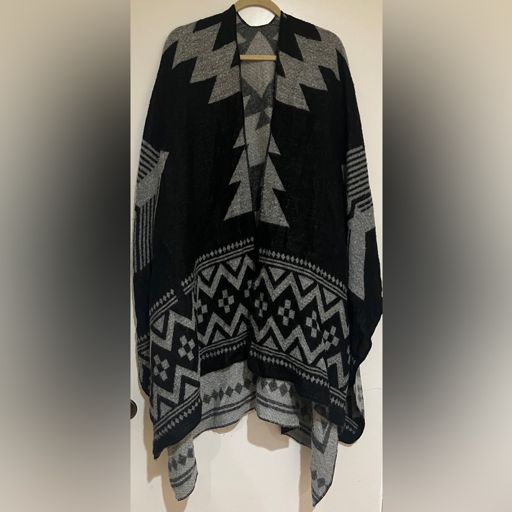 Women’s Black and Gray Geometric Pattern Poncho